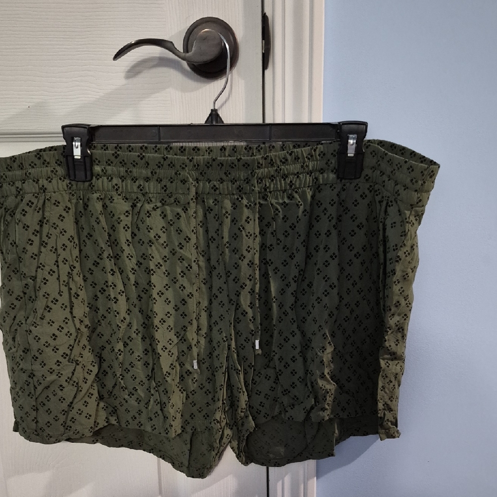 Old Navy Dark Green Patterned Women's Athletic Shorts